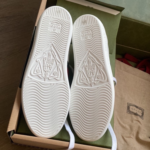 Gucci Women‘s Ace Sneaker with Bee - Picture 3 of 7